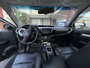 Toyota Hilux Revo Double Cab Deisel 2.4 AWD 2020 Silver