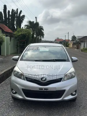 Toyota Vitz 2012 Silver