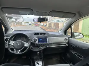 Toyota Vitz 2012 Silver