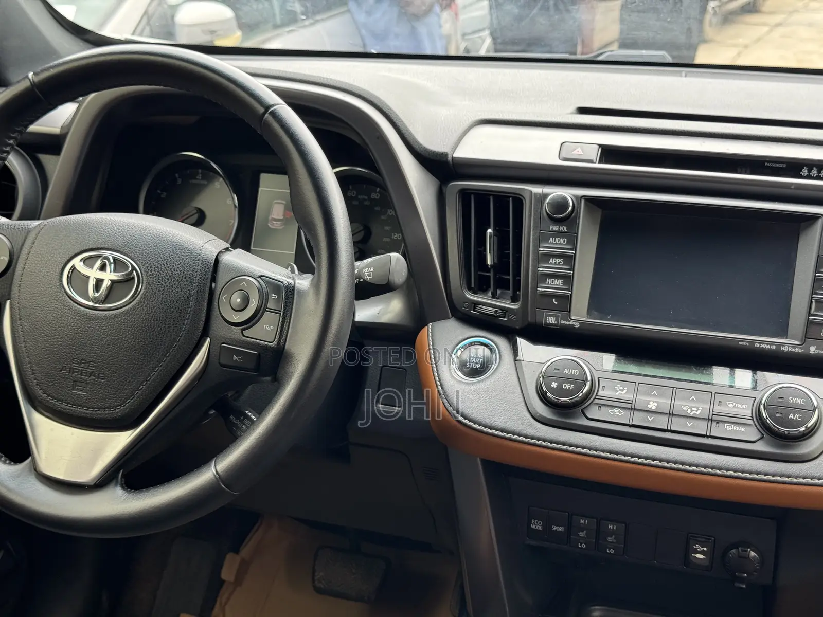 Toyota RAV4 SE FWD (2.5L 4cyl 6A) 2017 White