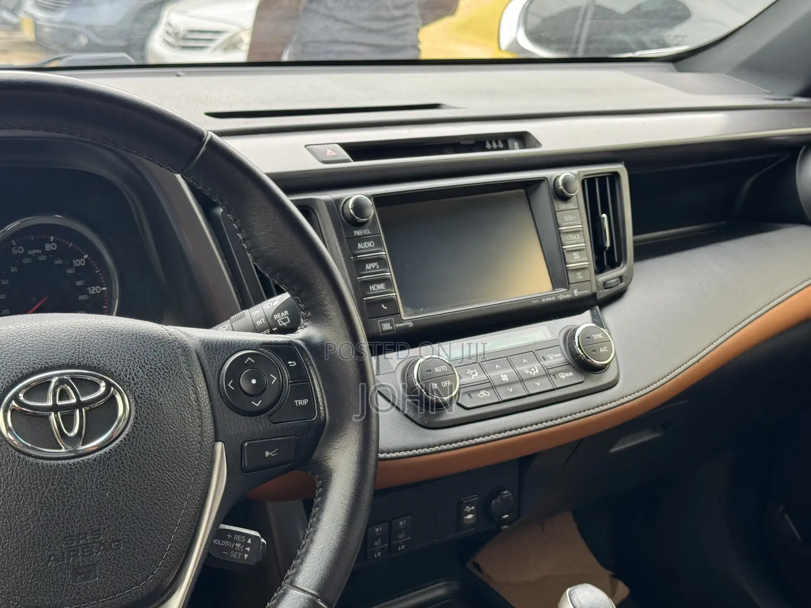 Toyota RAV4 SE FWD (2.5L 4cyl 6A) 2017 White