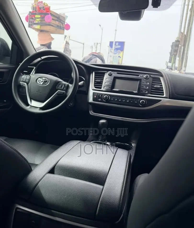Toyota Highlander LE 2019 White
