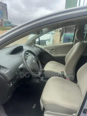 Toyota Vitz 2010 Silver