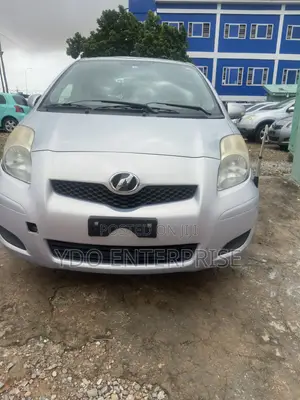 Toyota Vitz 2010 Silver