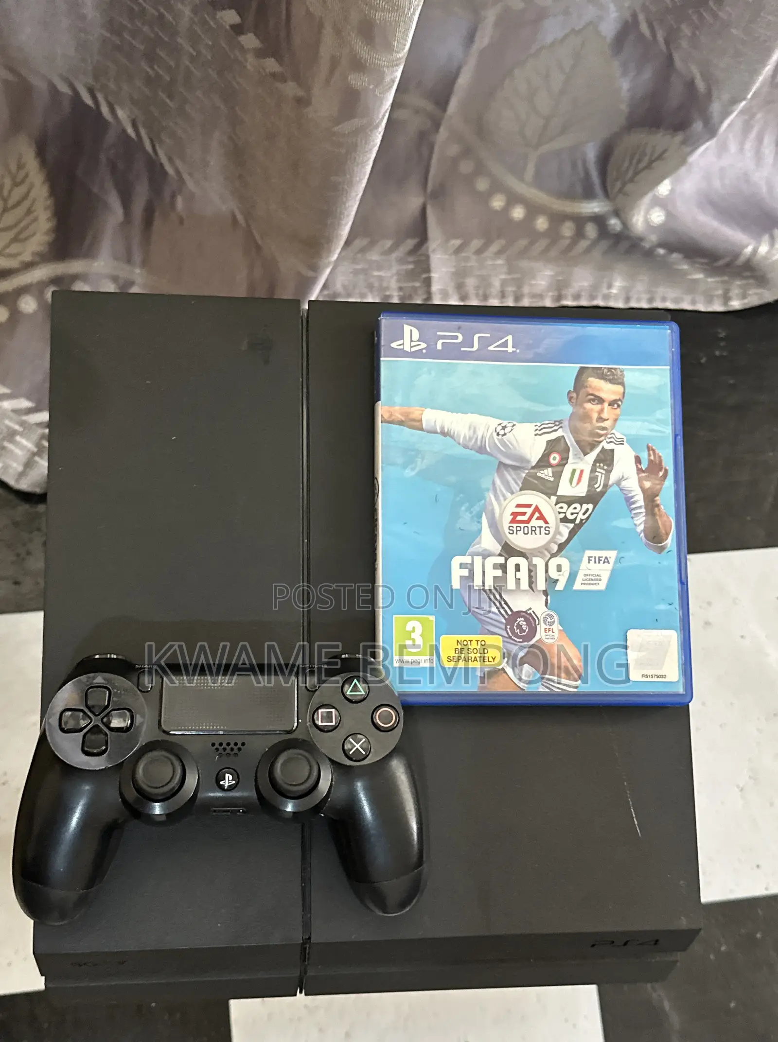 Ps4 Standard With a Controller and Fifa 19 Cd