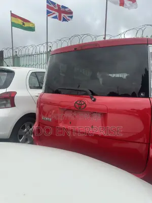 Toyota Sienta 2013 Red
