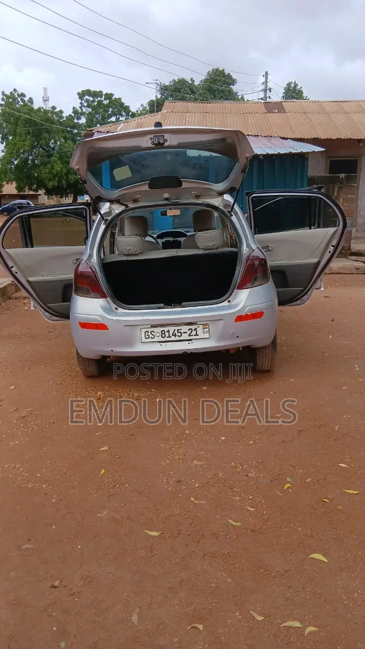 Toyota Vitz 1.5 FWD 5dr 2010 Silver