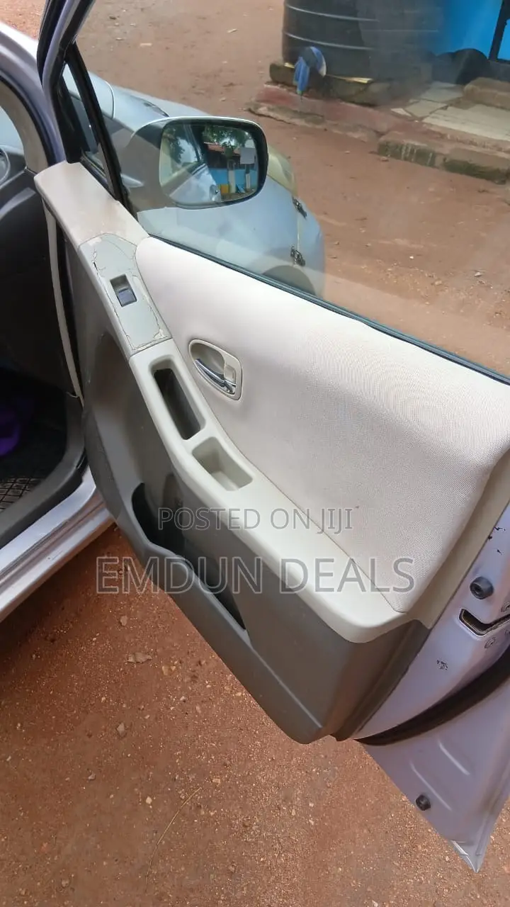 Toyota Vitz 1.5 FWD 5dr 2010 Silver