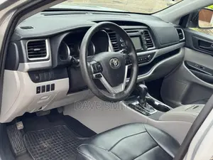 Toyota Highlander LE 2019 Silver