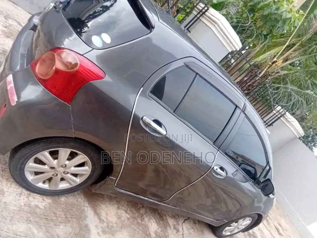 Toyota Vitz 2010 Black