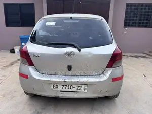 Toyota Vitz 2010 Silver