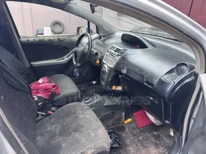 Toyota Vitz 2010 Silver