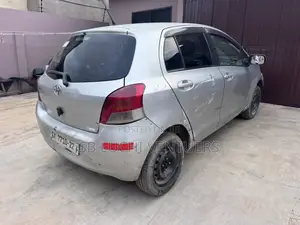 Toyota Vitz 2010 Silver