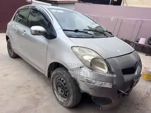 Toyota Vitz 2010 Silver