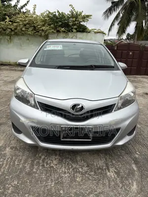 Toyota Vitz 1.3 FWD 5dr 2012 Silver