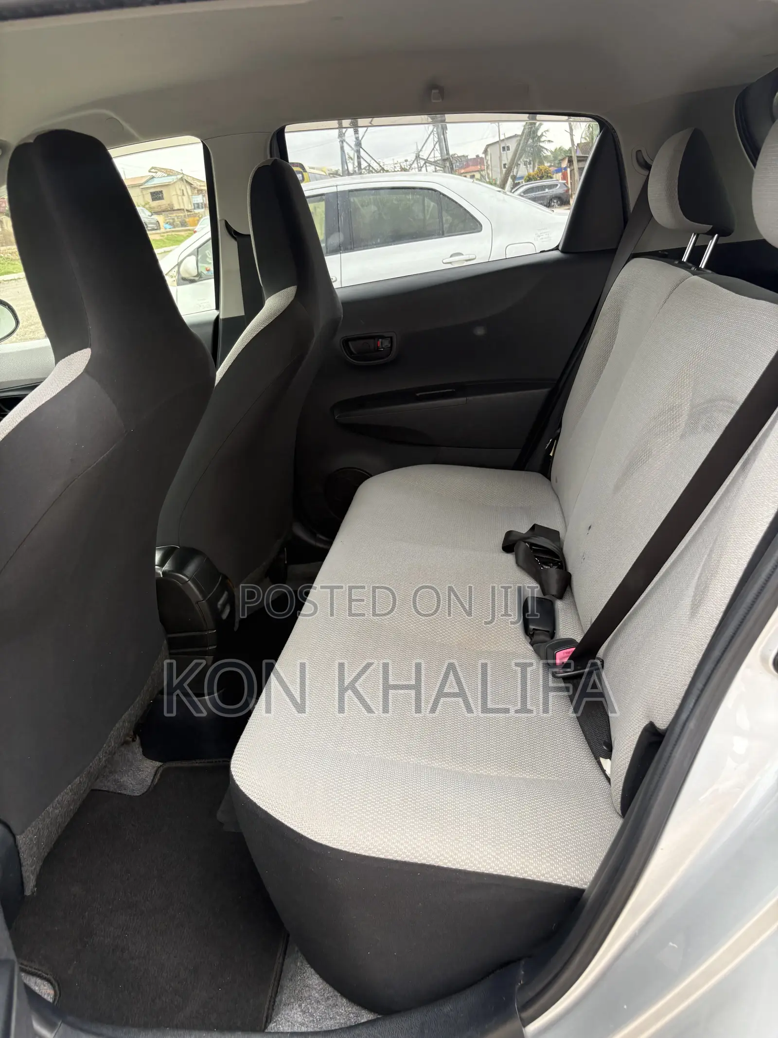 Toyota Vitz 1.3 FWD 5dr 2012 Silver