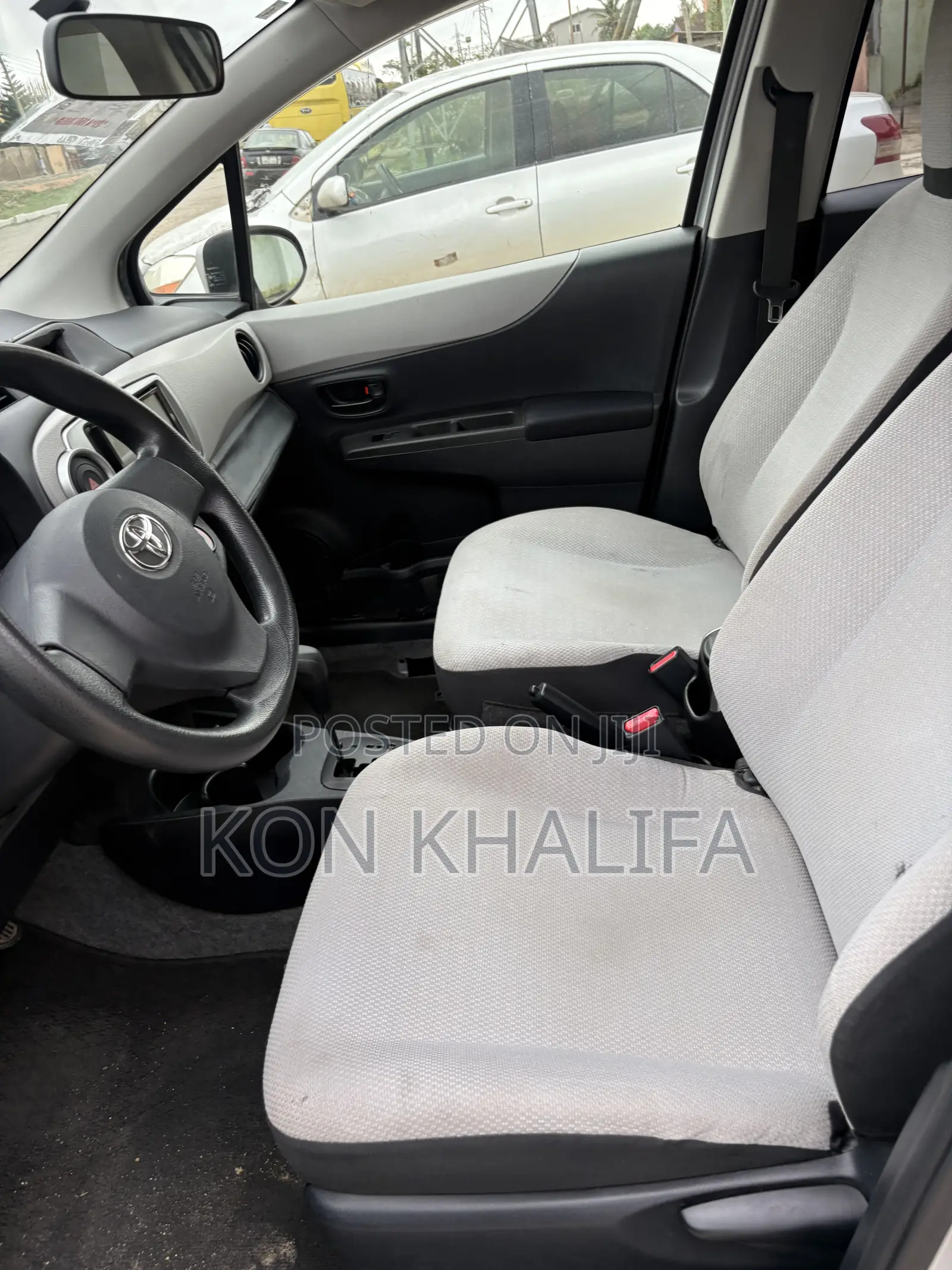 Toyota Vitz 1.3 FWD 5dr 2012 Silver