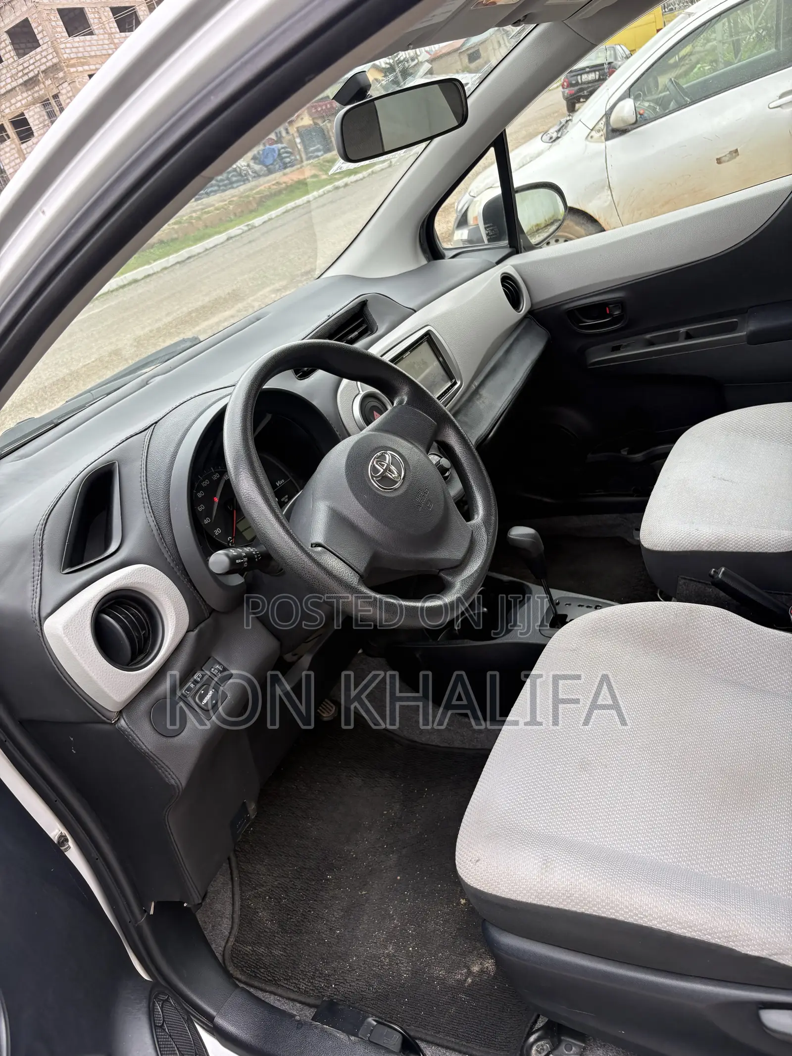 Toyota Vitz 1.3 FWD 5dr 2012 Silver
