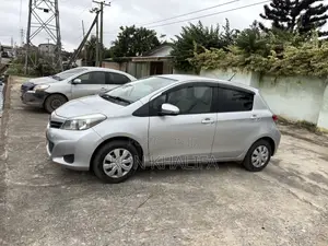 Toyota Vitz 1.3 FWD 5dr 2012 Silver