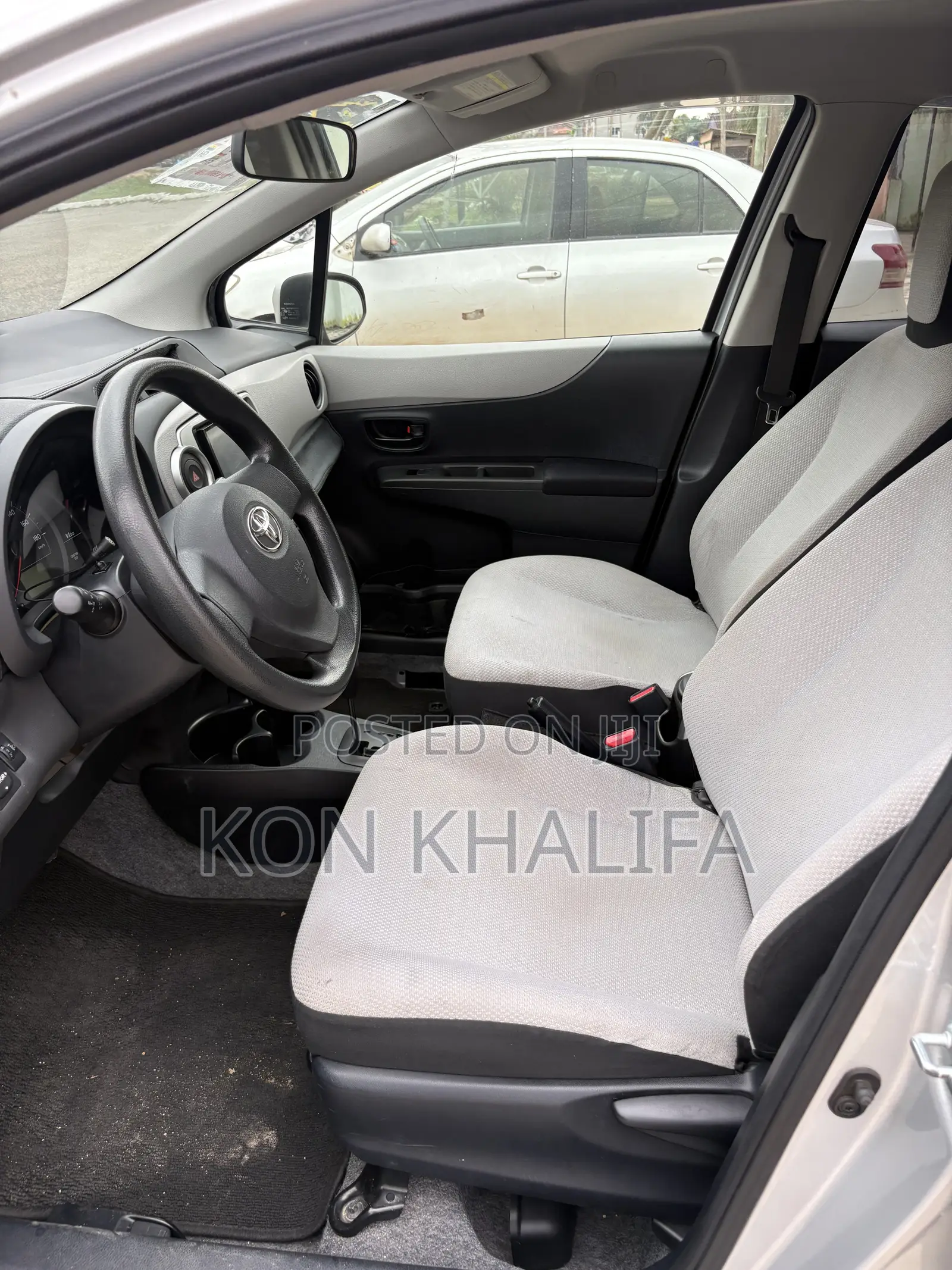 Toyota Vitz 1.3 FWD 5dr 2012 Silver