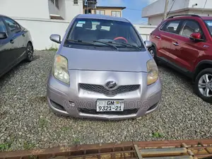 Toyota Vitz 1.0 FWD 3dr 2010 Gray
