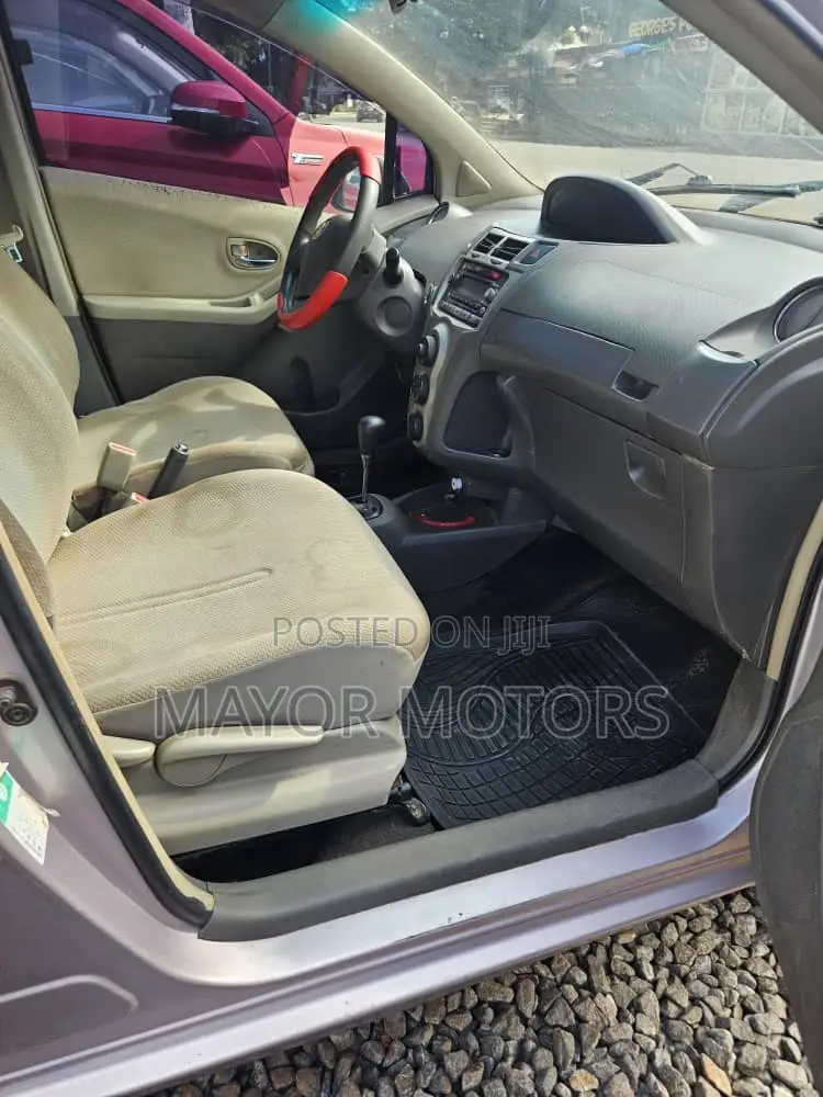Toyota Vitz 1.0 FWD 3dr 2010 Gray