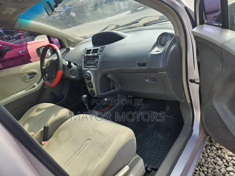 Toyota Vitz 1.0 FWD 3dr 2010 Gray