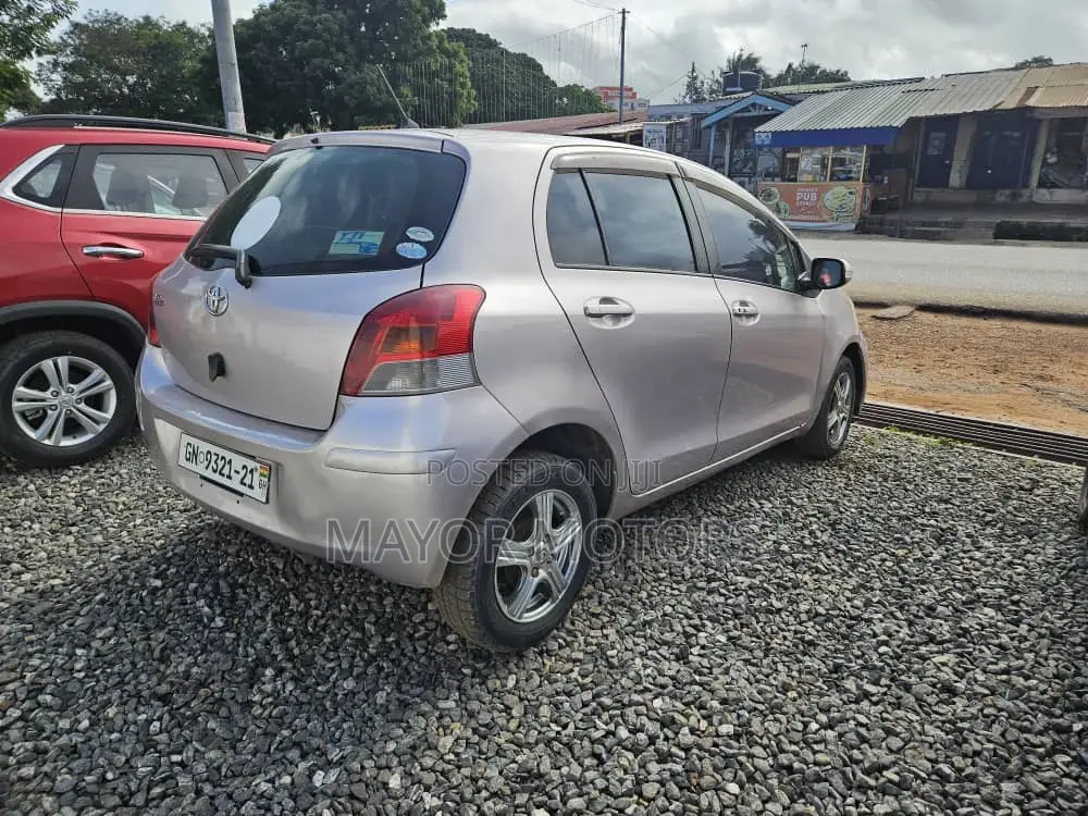 Toyota Vitz 1.0 FWD 3dr 2010 Gray