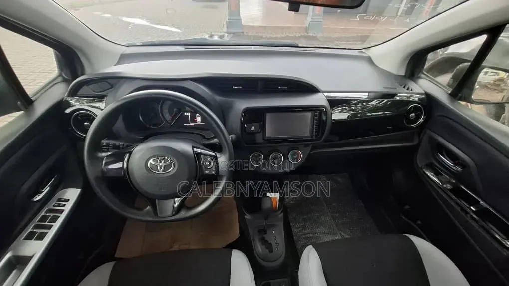 Toyota Vitz 2015