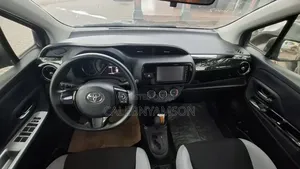 Toyota Vitz 2015