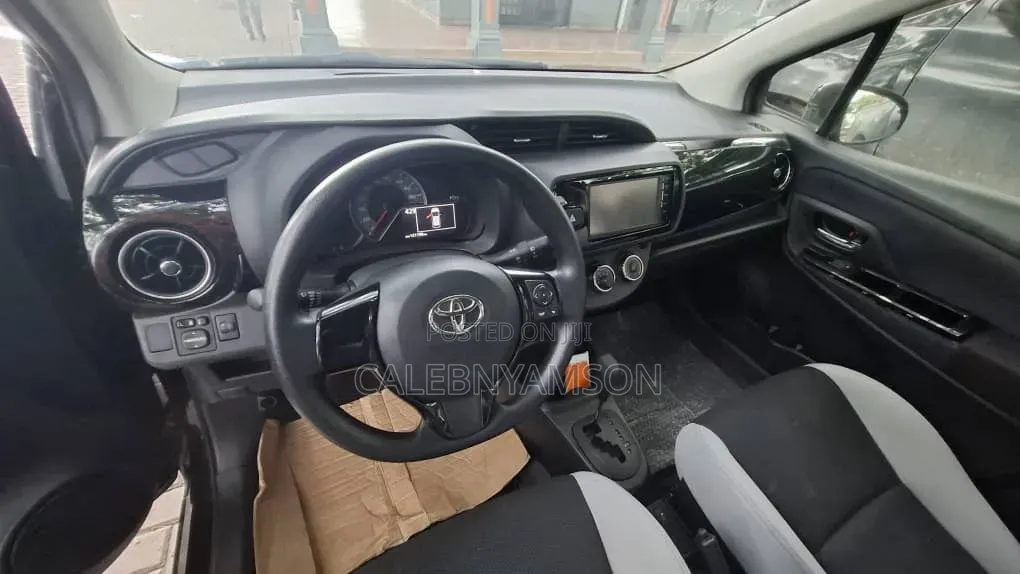 Toyota Vitz 2015