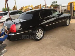 Lincoln Town Car Signature Limited 2010 Black