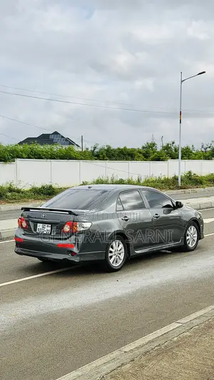 Toyota Corolla Base 4dr Sedan (1.8L 4cyl 5M) 2011 Gray