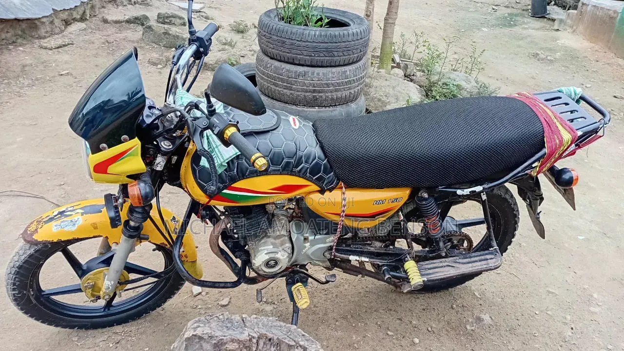 Bajaj Boxer 2024 Yellow
