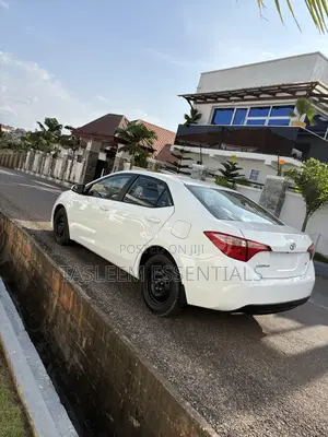 Toyota Corolla XLE 4dr Sedan (1.8L 4cyl CVT) 2017 White