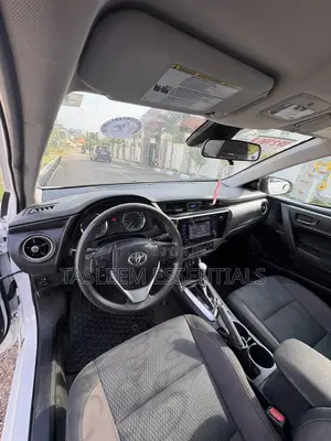 Toyota Corolla XLE 4dr Sedan (1.8L 4cyl CVT) 2017 White