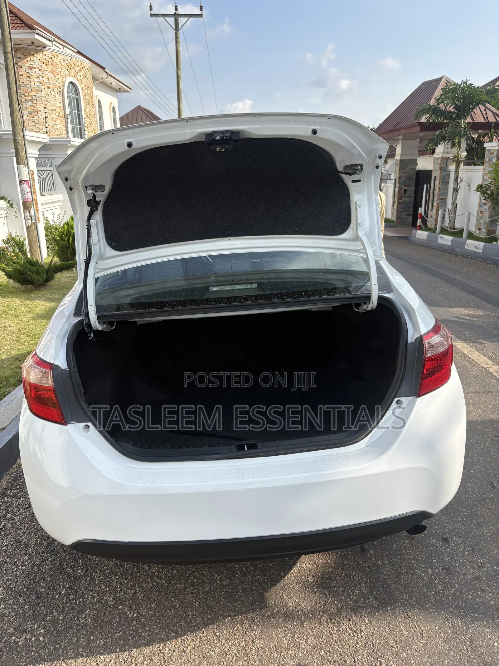 Toyota Corolla XLE 4dr Sedan (1.8L 4cyl CVT) 2017 White