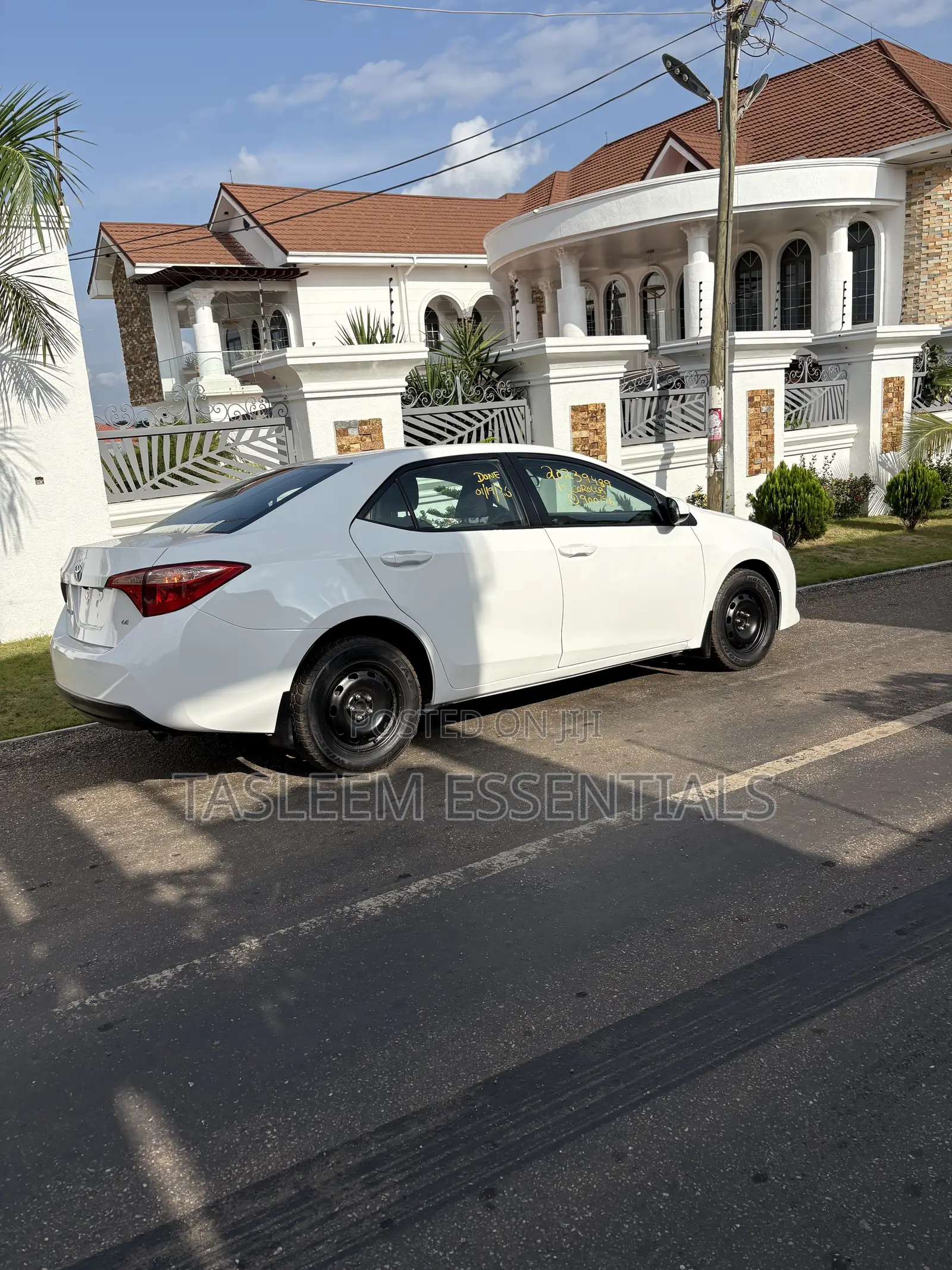 Toyota Corolla XLE 4dr Sedan (1.8L 4cyl CVT) 2017 White