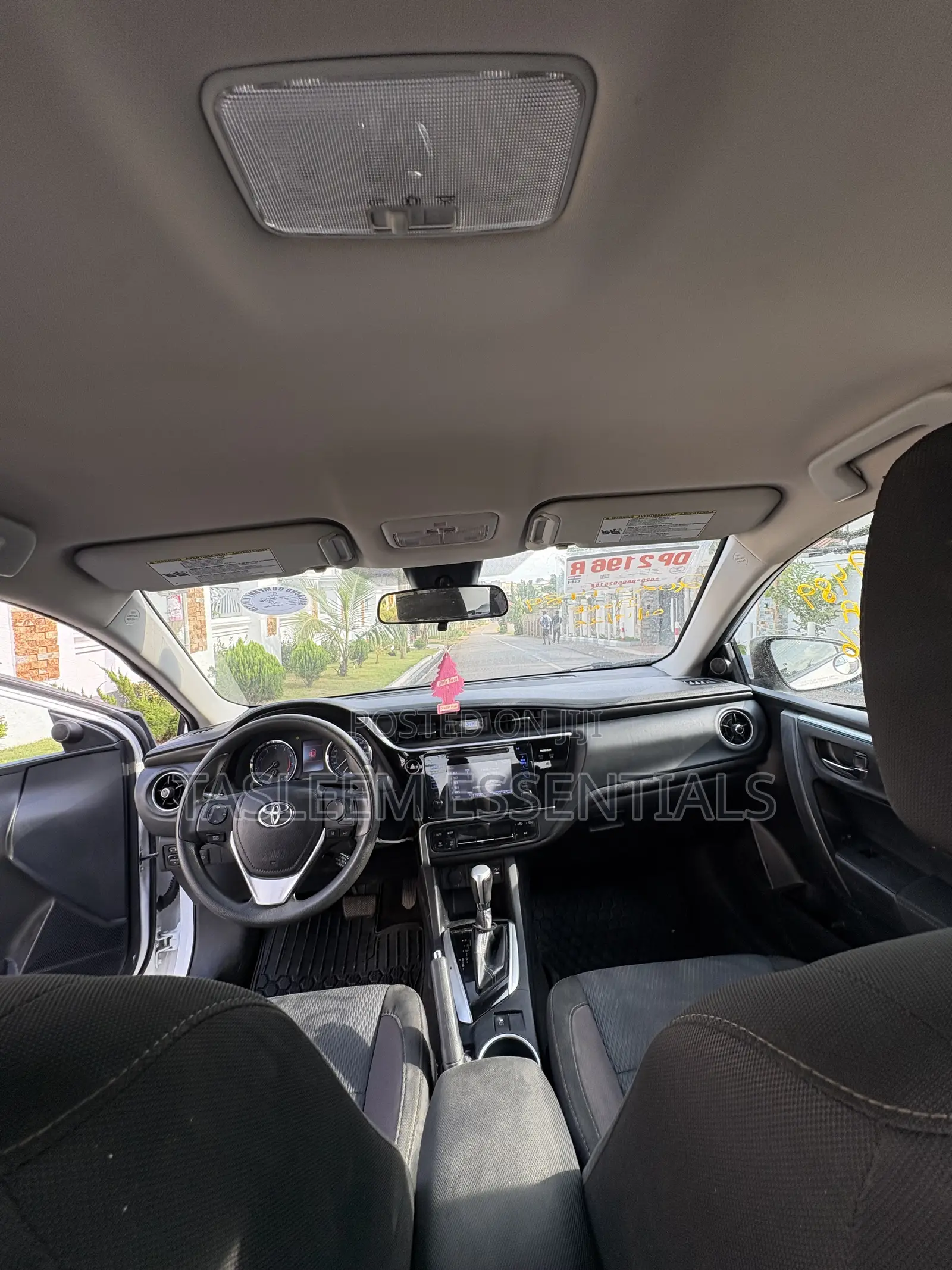 Toyota Corolla XLE 4dr Sedan (1.8L 4cyl CVT) 2017 White