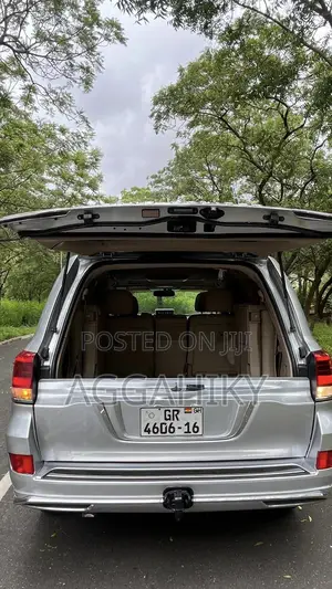 Toyota Land Cruiser 5.7 V8 2014 Silver