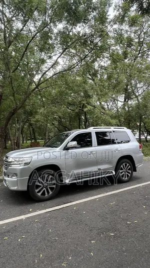 Toyota Land Cruiser 5.7 V8 2014 Silver