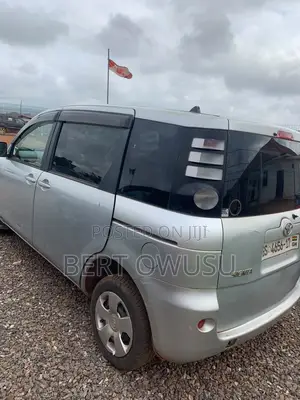 Toyota Sienta 2012 Silver