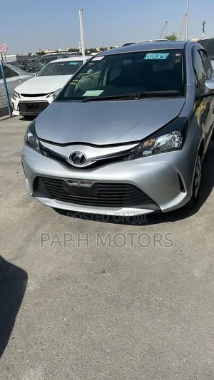 Toyota Vitz 2015 Silver