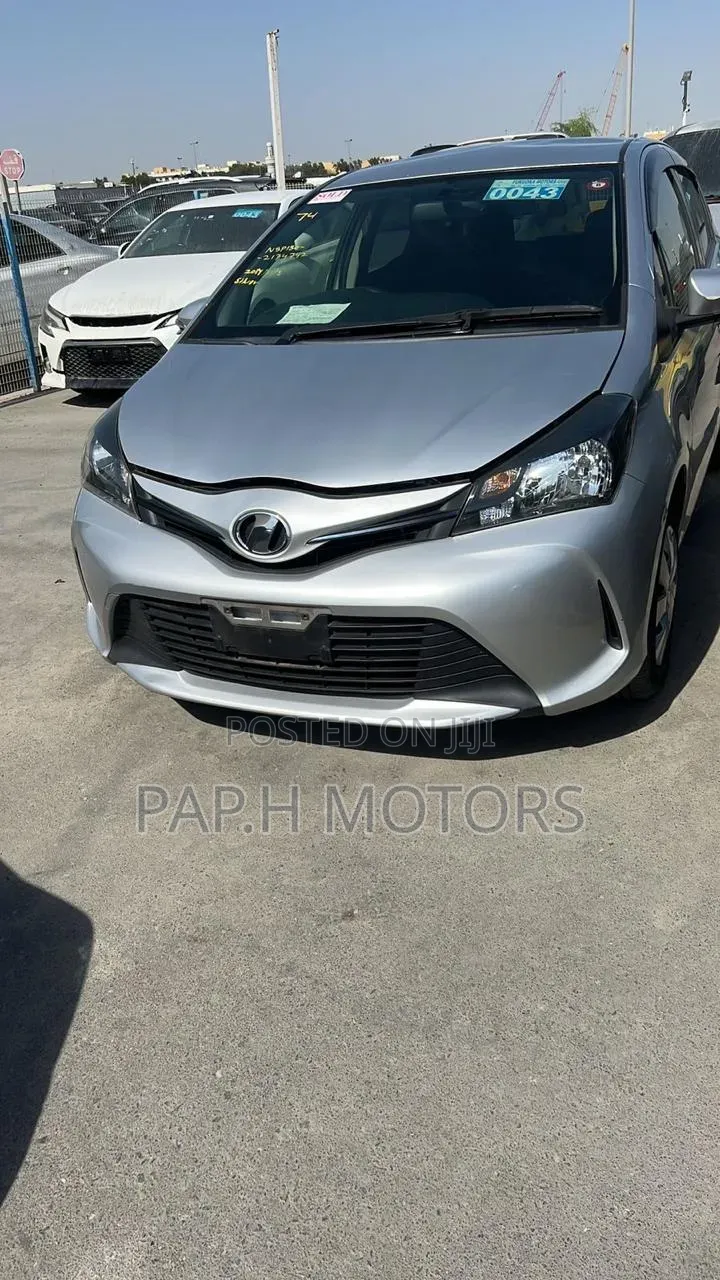 Toyota Vitz 2015 Silver