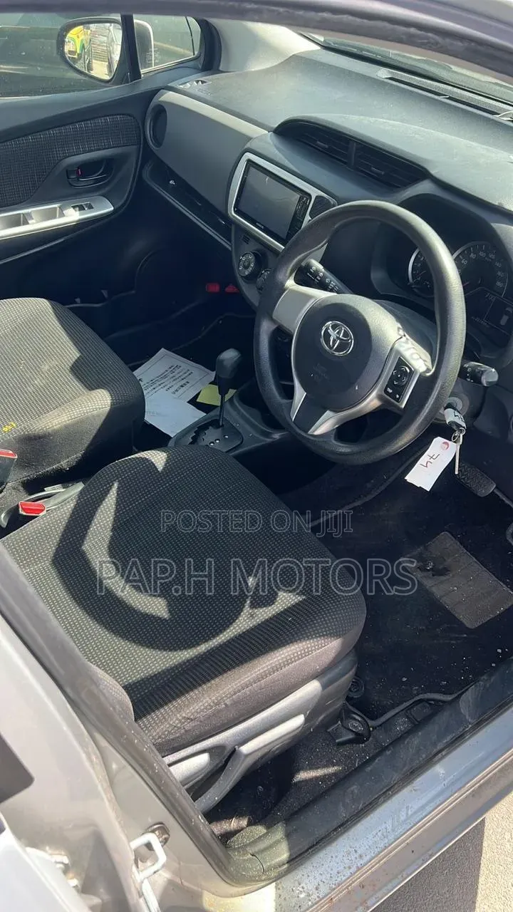Toyota Vitz 2015 Silver