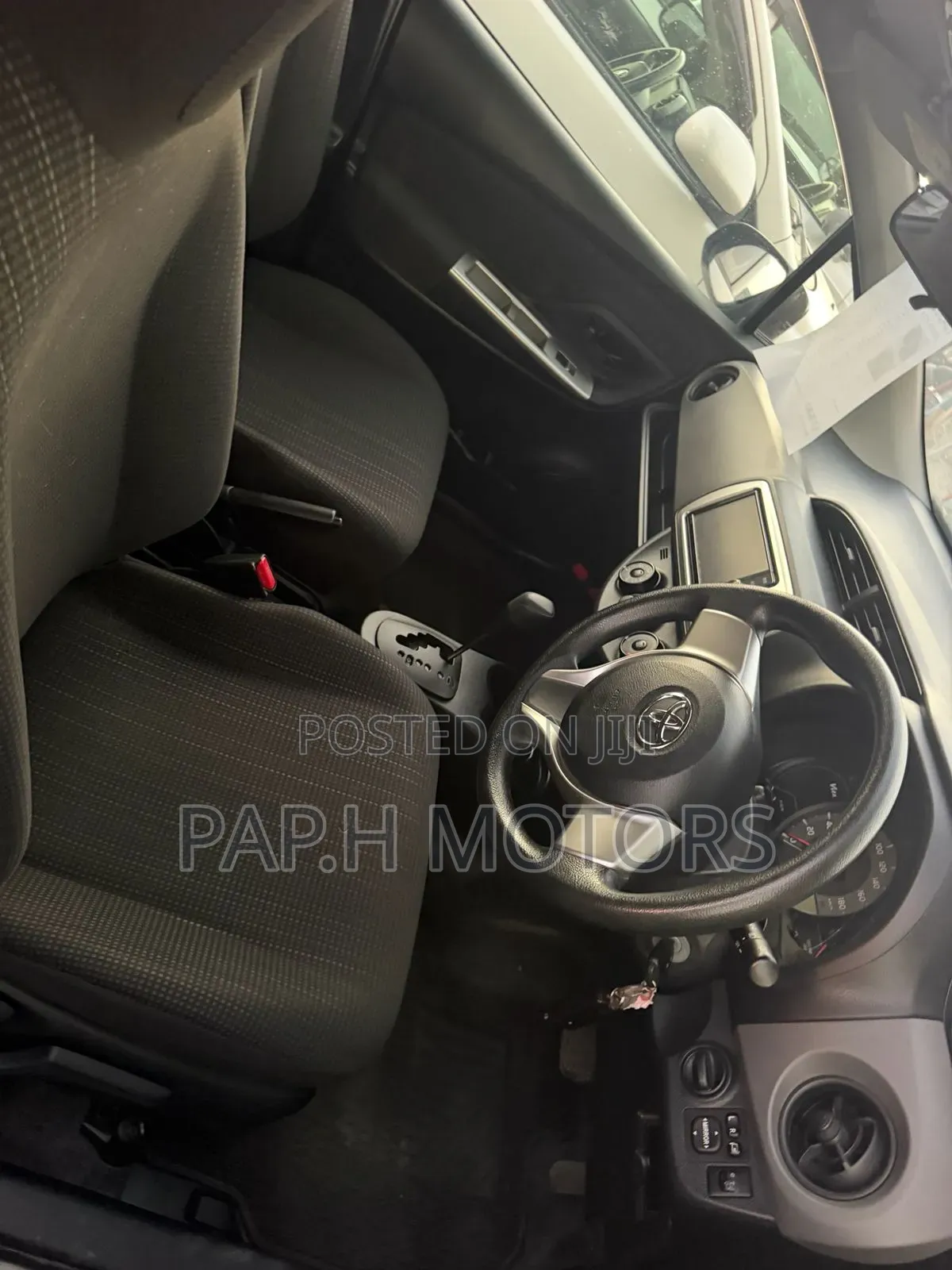 Toyota Vitz 2015 Silver