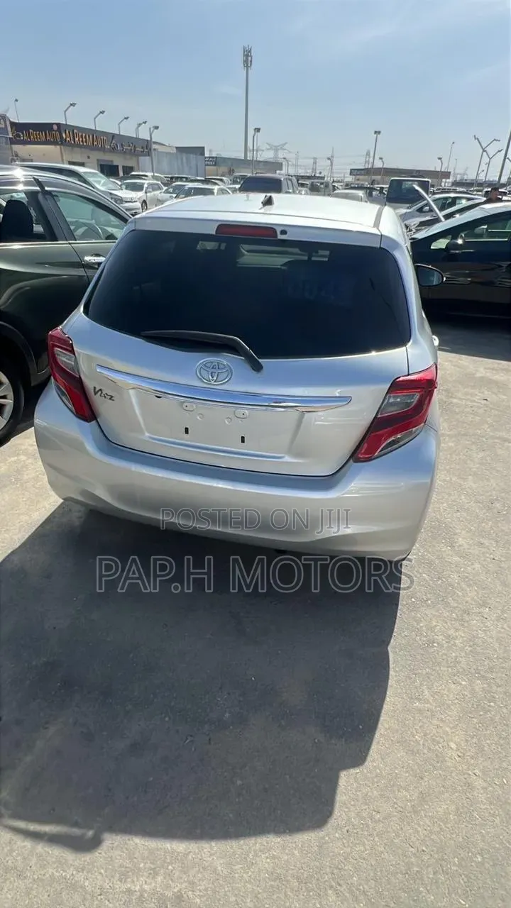 Toyota Vitz 2015 Silver