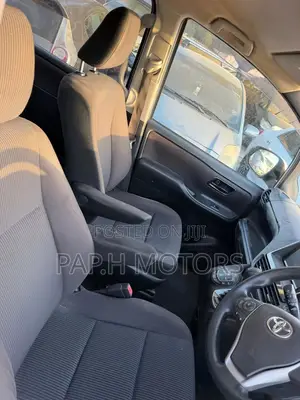 Toyota Voxy 2014 Silver