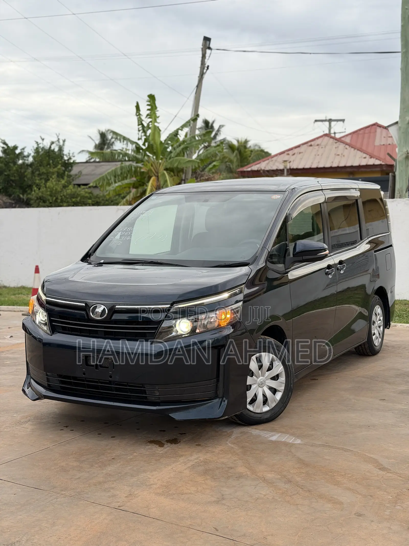 Toyota Voxy V 2WD 7-Seater 2014 Blue