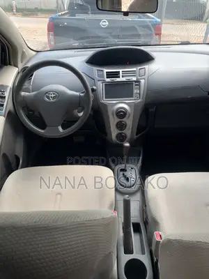 Toyota Vitz 2010 Silver